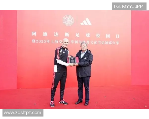 街头偶遇世界级足球球星引发热议市民纷纷合影记录惊喜瞬间 街头偶遇世界级足球球星引发热议市民纷纷合影记录惊喜瞬间