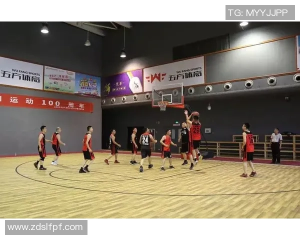 足球巨星高空跳投瞬间定格力量与美感展现竞技巅峰